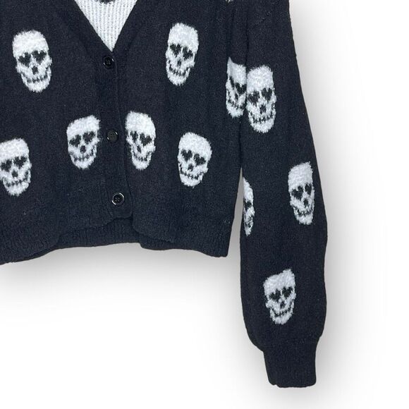 Hot Topic Black White Heart Eyes Skulls Crop Fuzzy Cardigan Sweater Women’s XL - Picture 5 of 11